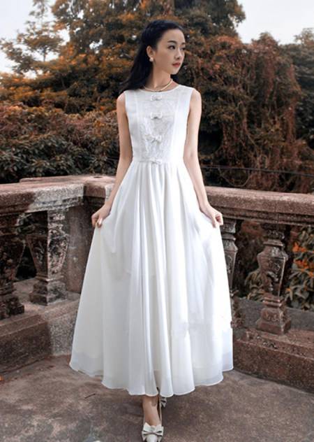 無(wú)袖連衣裙搭配圣經(jīng) 將甜美穿出來(lái)