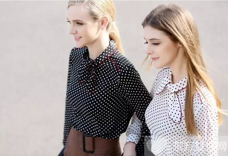 藍(lán)色波點(diǎn)襯衫怎么搭配 這樣穿俏皮可愛(ài)又時(shí)髦