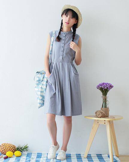 無(wú)袖連衣裙搭配圣經(jīng) 將甜美穿出來(lái)