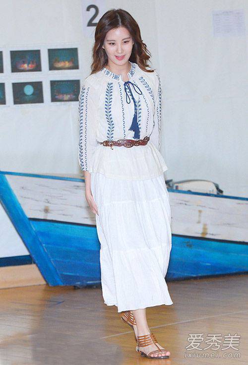 少女時(shí)代春裝街拍 林允兒早春粉嫩登場(chǎng)