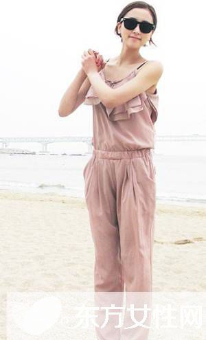 吊帶連體褲怎么搭配 這樣搭讓你走在時(shí)尚的尖端
