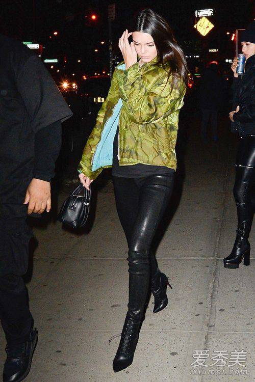 軍綠色外套怎么搭配 歐美嫩模都這么穿