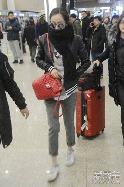女星機(jī)場(chǎng)時(shí)尚街拍 劉詩(shī)詩(shī)粉紅大衣亮相