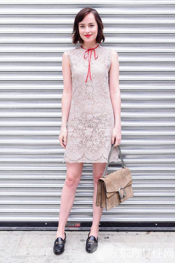 今夏必備扮靚單品蕾絲裙 跟著時尚寵兒這樣穿準沒錯