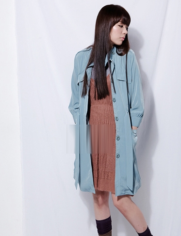 金色初秋吸睛單品 藍色風衣就該這么搭