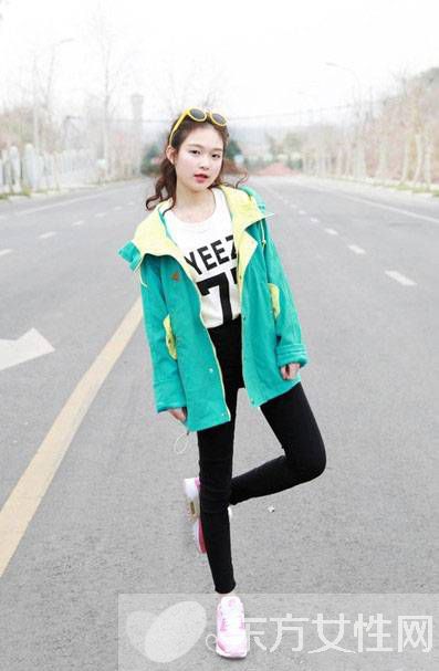 春季穿衣最佳拍檔 時(shí)尚t恤+薄外套時(shí)尚又減齡