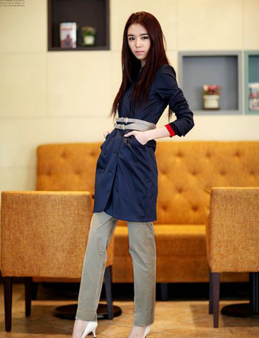 金色初秋吸睛單品 藍色風衣就該這么搭