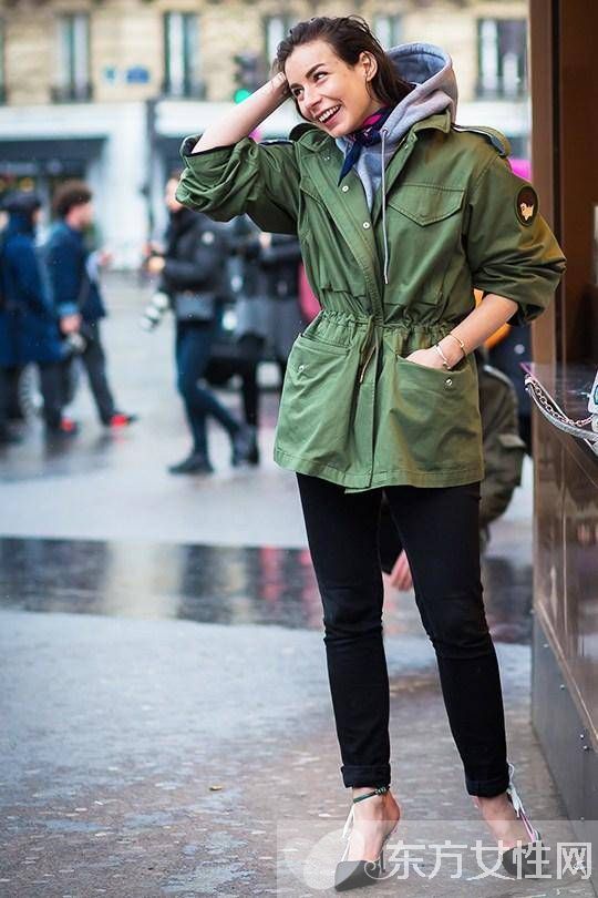 冬日疊穿百搭好幫手 連帽衫時(shí)尚街拍造型