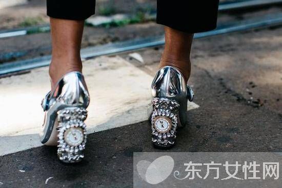 冬季粗跟短靴怎么搭 從他們身上學(xué)點(diǎn)搭配靈感