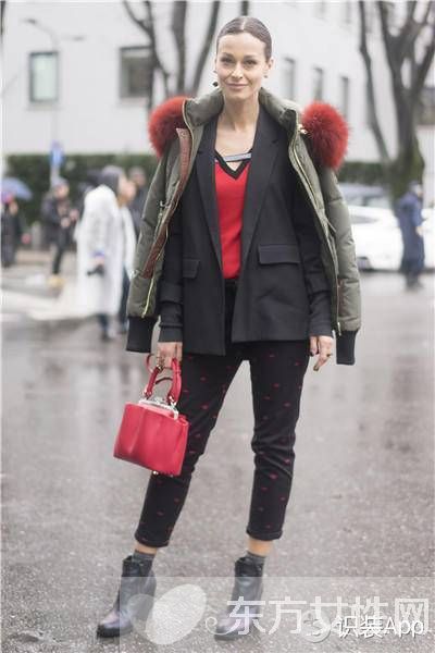 誰(shuí)說(shuō)時(shí)尚的人兒不怕冷 快看她們的兩層外套穿搭法