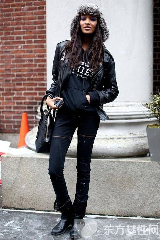 冬日疊穿百搭好幫手 連帽衫時(shí)尚街拍造型