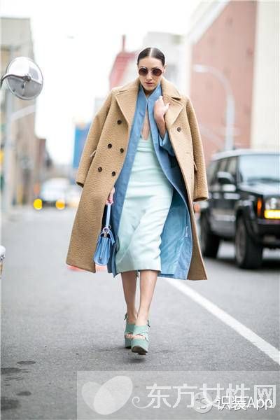 誰(shuí)說(shuō)時(shí)尚的人兒不怕冷 快看她們的兩層外套穿搭法