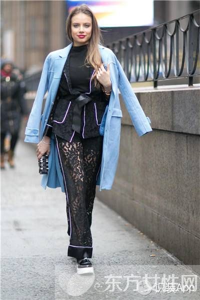 誰(shuí)說(shuō)時(shí)尚的人兒不怕冷 快看她們的兩層外套穿搭法