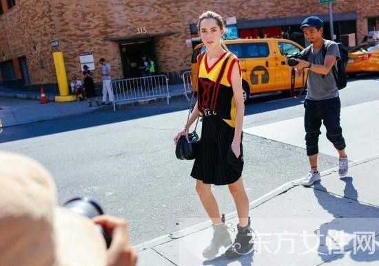 2016時(shí)裝周街拍 偷學(xué)她們的時(shí)尚搭配教程