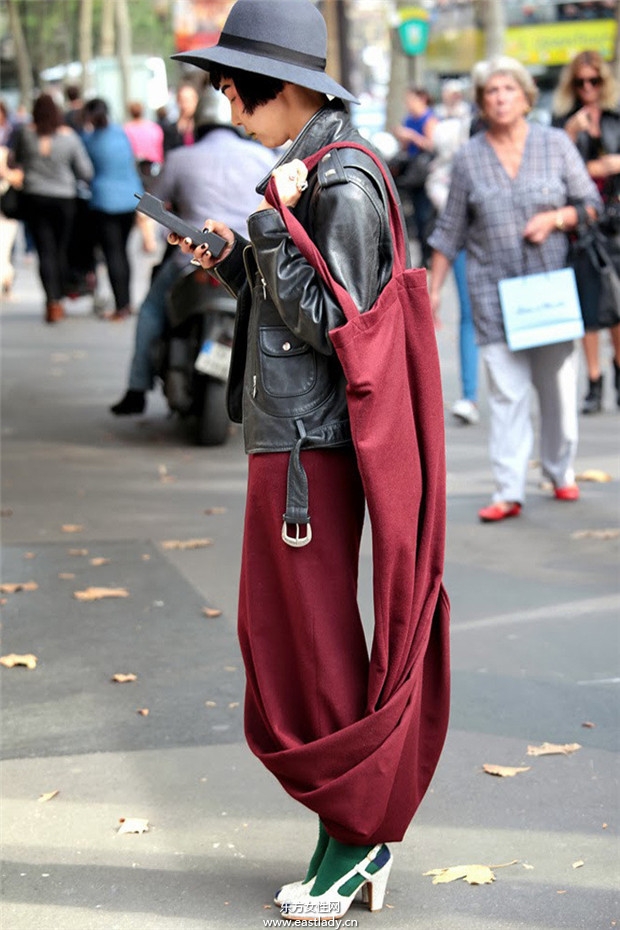 韓國(guó)諧星金娜英街拍時(shí)尚感十足