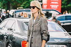 2017春夏米蘭時裝周街拍 奶奶風格紋單品正流行