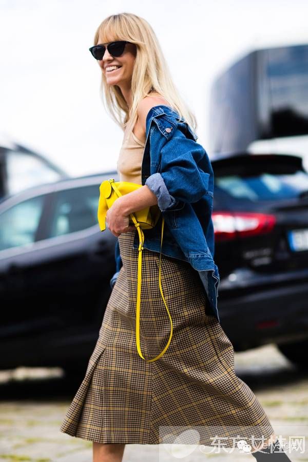 2017春夏米蘭時(shí)裝周街拍 奶奶風(fēng)格紋單品正流行