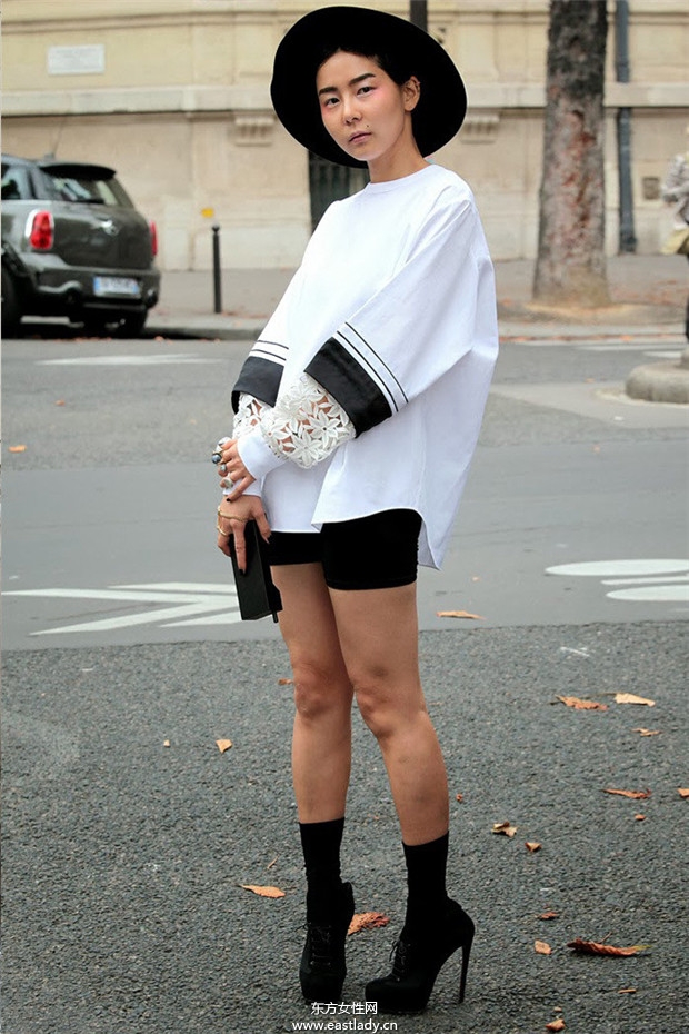 韓國(guó)諧星金娜英街拍時(shí)尚感十足