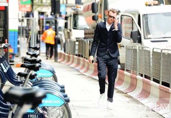 倫敦春夏時裝周場外街拍 英倫風(fēng)西裝很是吸睛帥氣