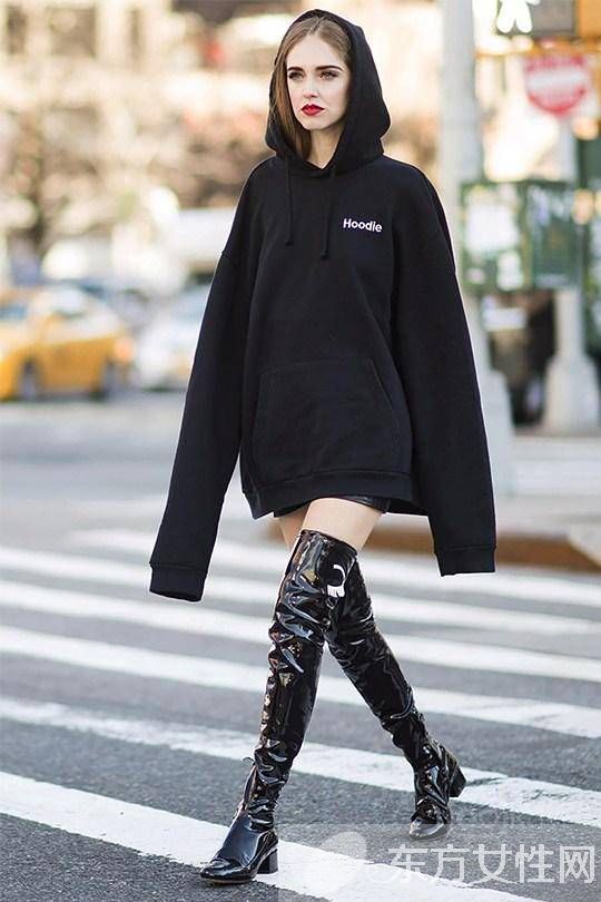 冬日疊穿百搭好幫手 連帽衫時(shí)尚街拍造型