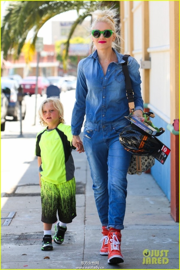 歐美明星 辣媽 攜子出行 街拍更有范