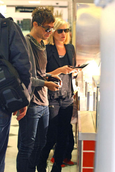 Kate Moss夫婦7月街拍 穿衣風(fēng)格相互呼應(yīng)