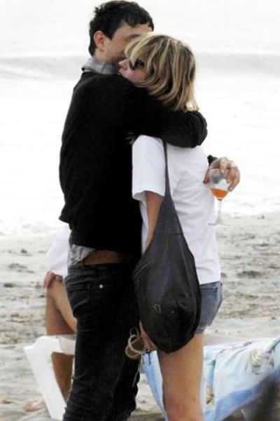 Kate Moss夫婦7月街拍 穿衣風格相互呼應(yīng)