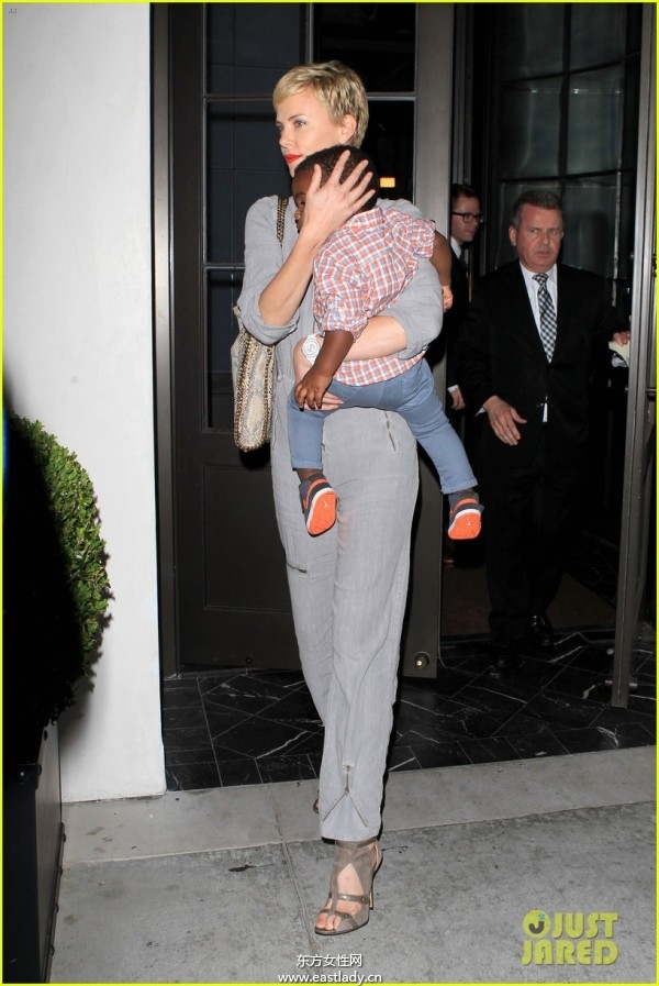 歐美明星 辣媽 攜子出行 街拍更有范