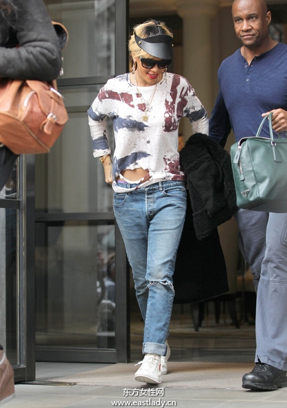 明星穿破洞牛仔褲別有韻味