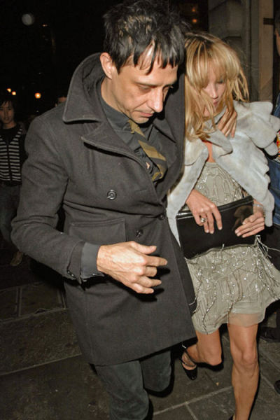 Kate Moss夫婦7月街拍 穿衣風格相互呼應