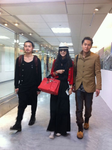 國內(nèi)女星街拍各領(lǐng)風(fēng)騷