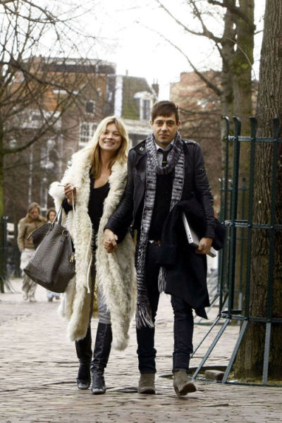 Kate Moss夫婦7月街拍 穿衣風(fēng)格相互呼應(yīng)