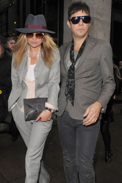 Kate Moss夫婦7月街拍 穿衣風格相互呼應