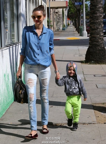 明星穿破洞牛仔褲別有韻味