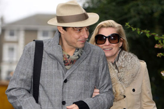 Kate Moss夫婦7月街拍 穿衣風(fēng)格相互呼應(yīng)