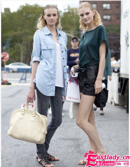 閨蜜街拍 大秀姐妹情誼