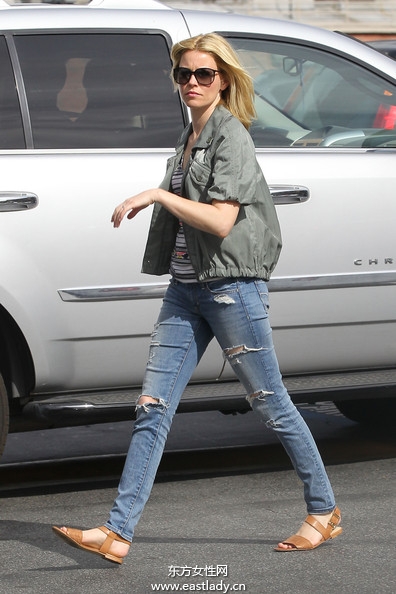 明星穿破洞牛仔褲別有韻味