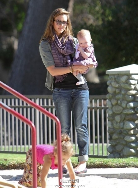 歐美街頭明星們混搭出行彰顯個性生活