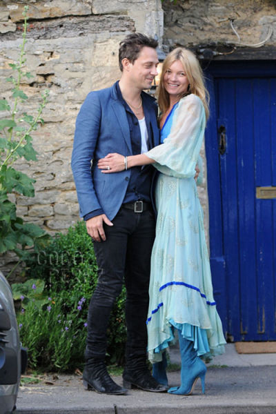 Kate Moss夫婦7月街拍 穿衣風(fēng)格相互呼應(yīng)