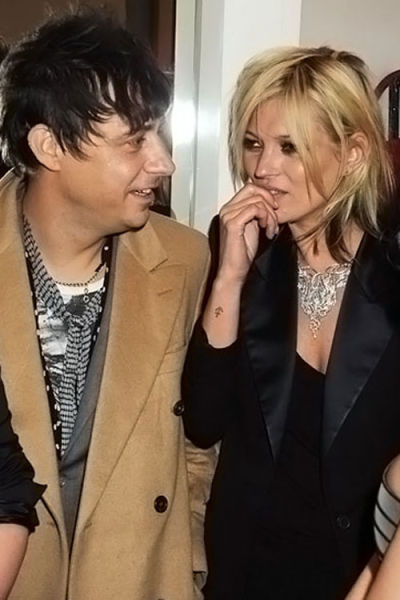 Kate Moss夫婦7月街拍 穿衣風(fēng)格相互呼應(yīng)