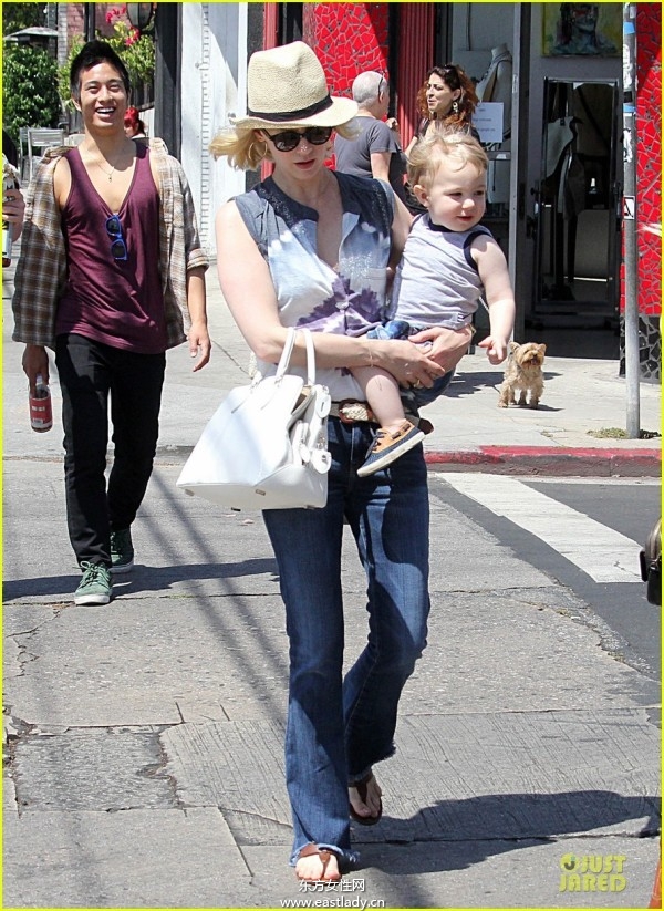 歐美明星 辣媽 攜子出行 街拍更有范
