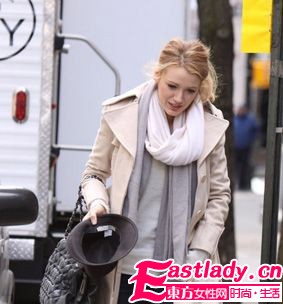歐美女星齊演繹 秋冬圍巾?yè)屟鄞? style=