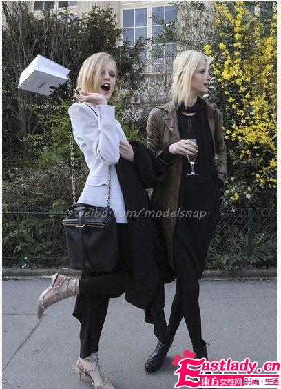 閨蜜街拍 大秀姐妹情誼