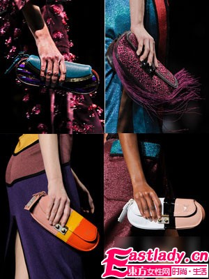 大包袋已經(jīng)OUT 時髦小手袋風(fēng)靡時裝周