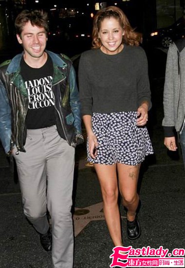 一件簡(jiǎn)單灰毛衣 看明星搭出百變美麗