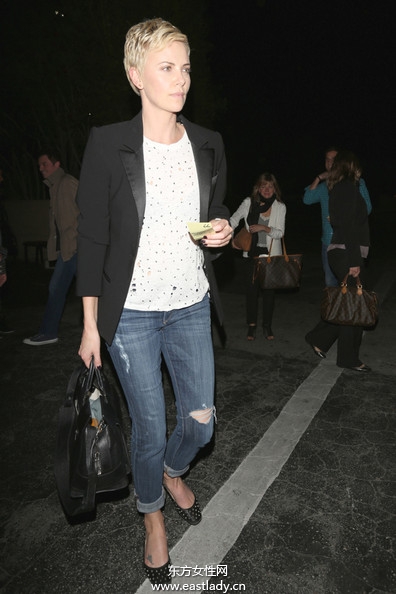 明星穿破洞牛仔褲別有韻味