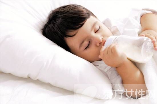 沖奶粉的最佳水溫是多少 怎樣沖調(diào)奶粉才正確