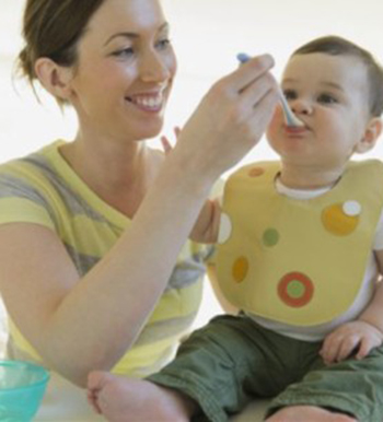 奶奶給娃喂飯喂成胃出血 大人喂食小孩需小心