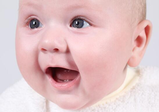 寶寶長(zhǎng)牙的癥狀會(huì)有哪些呢 長(zhǎng)牙時(shí)期該注意什么