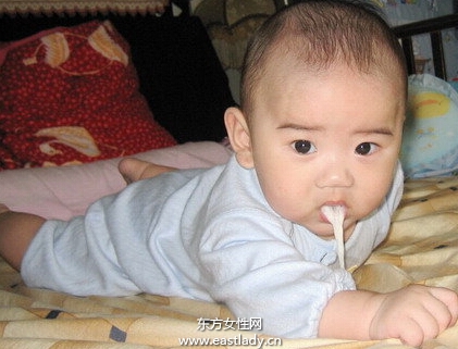 新生寶寶吐奶的原因